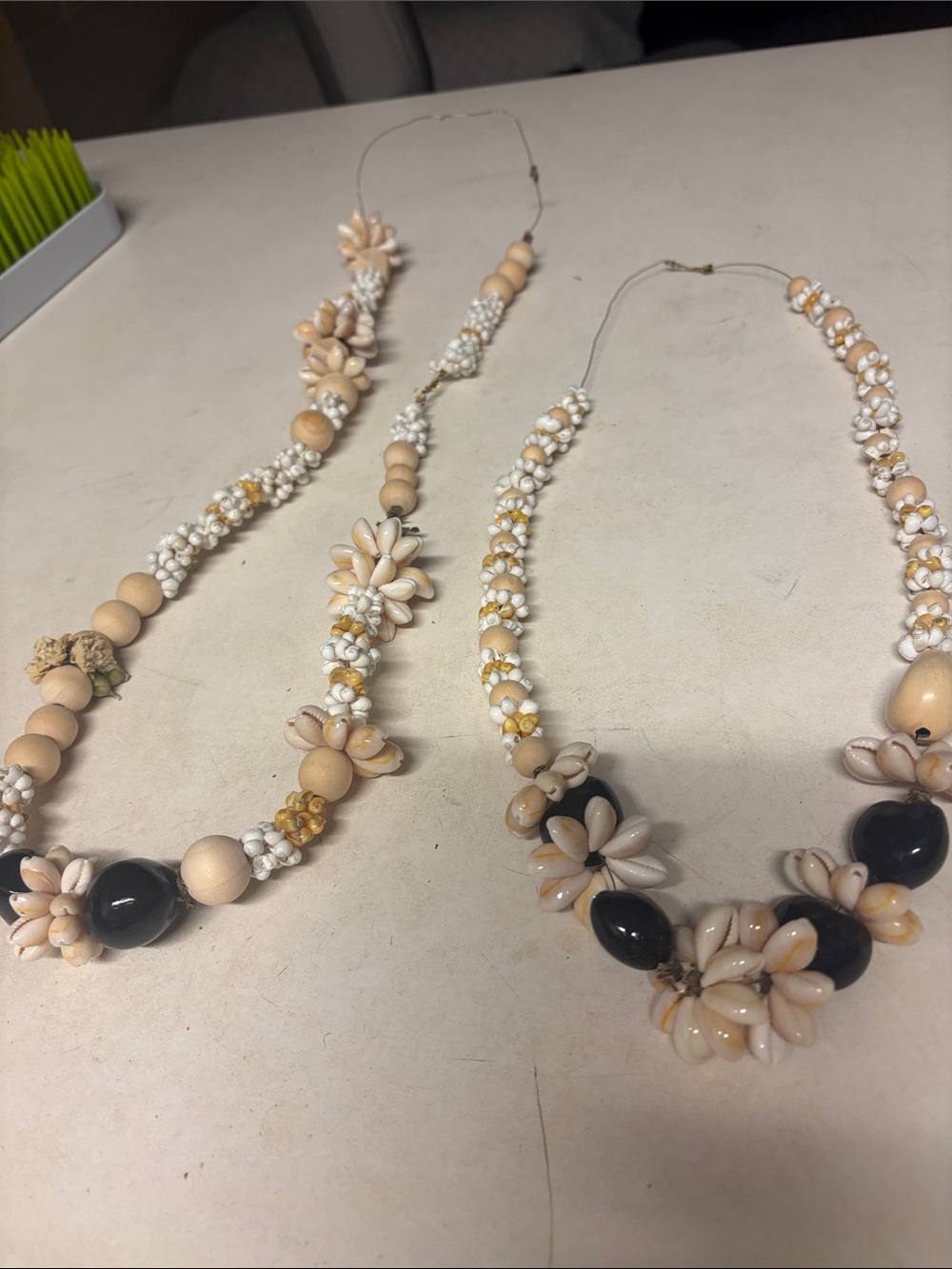2 pcs Handcrafted Beige and Black Shell Flower leigh